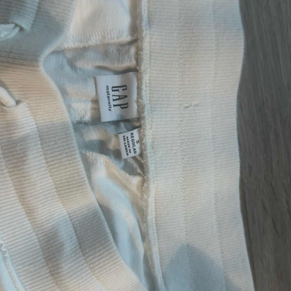 GAP Ribbed White Shorts - Picture 2 of 3